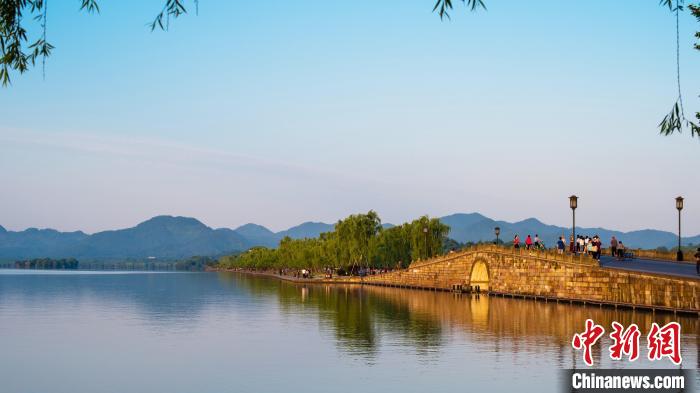 图为西湖断桥。　杭州西湖西溪景区供图。