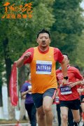 万人入镜热血起跑 《了不起的老爸》新特辑1:1还原马拉松