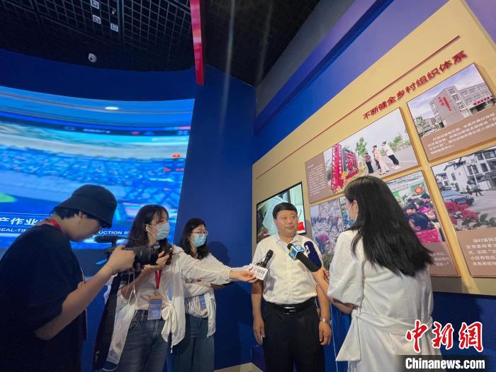 6月27日，在山东省庆祝中国共产党成立100周年主题展上，王传喜接受采访。　孙宏瑗摄