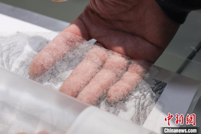 开化纸“薄如蝉翼”。　汪旭莹摄