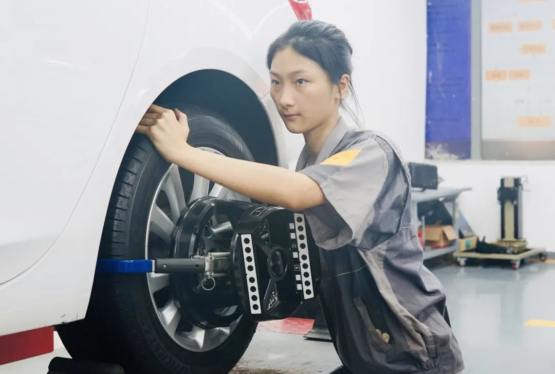 汽修班“宝藏女孩”突然刷屏！技能拉满，网友：太飒了