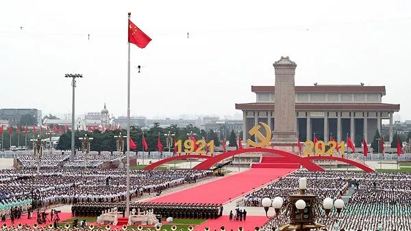 180米巨幕如何营造沉浸式剧场？总导演讲述庆典背后的挑战