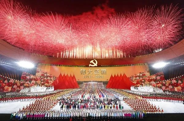 180米巨幕如何营造沉浸式剧场？总导演讲述庆典背后的挑战