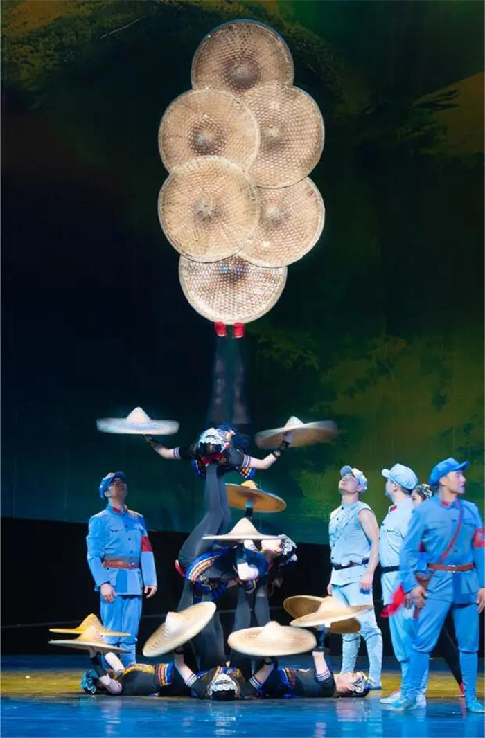 首部大型红色杂技舞台剧《山上那片红杜鹃》首演