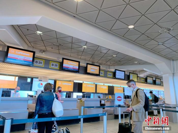 7月31日下午，德国柏林最繁忙的泰格尔机场如今旅客寥寥。该机场最新公布的数据显示，其今年6月客流量虽较5月增长三倍，但同比仍下降了94.9%，上半年则累计下降66.7%。尽管欧盟和德国已逐步“解封”，但由于德国截至目前事实上仅对十余个非欧盟国家开放边境，该国各大机场仍呈现萧条景象。 <a target='_blank' href='http://www.chinanews.com/'><p  align=