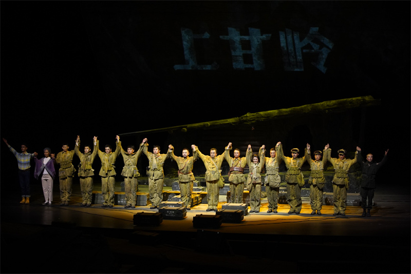 话剧《上甘岭》：为求“真” 演员超强度训练后只分一瓶盖的水
