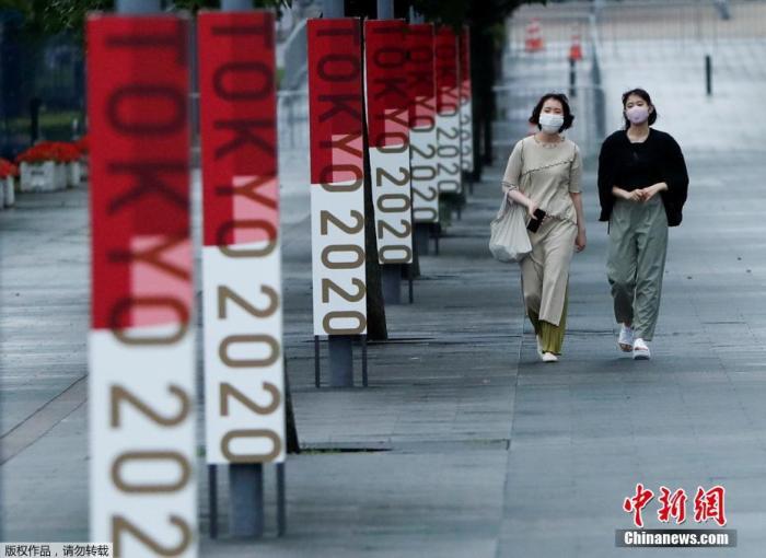 当地时间7月8日，鉴于日本东京都的新冠感染人数再次出现上升势头，日本政府正式决定，第四次对东京都发布紧急事态宣言，适用期为7月12日至8月22日。这意味着，7月23日开幕的东京奥运会全程都将处于东京都的第四次紧急事态宣言之中。图为民众走在奥运氛围日渐浓厚的东京街头。