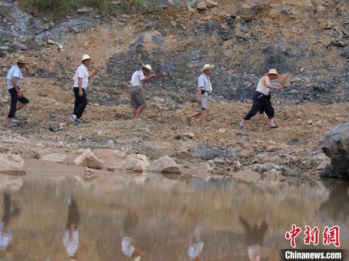 排练结束，石工们唱起回家号子回家。　王昊昊摄