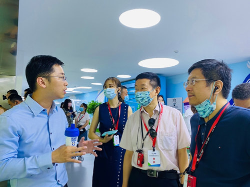 两岸记者团参观新华西乳业工厂 见证科技乳品智造