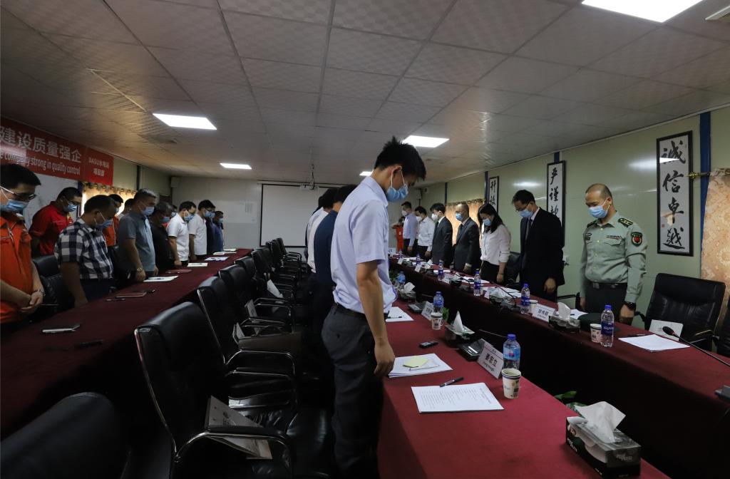 中国工作组吊唁遇难同胞 巴基斯坦民众自发赶来