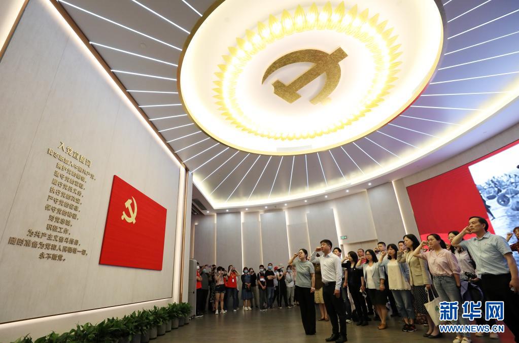 钟华论：伟大的精神之源，奋进的磅礴力量——论伟大建党精神