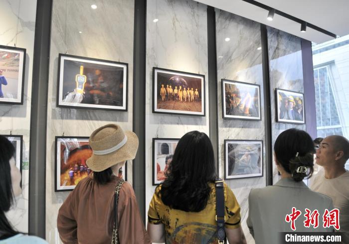图为百幅纪实摄影作品展吸引市民参观。　殷缘摄
