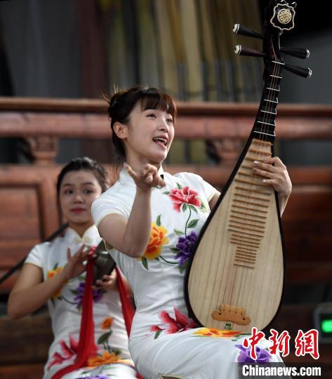 伬艺表演《一粒橄榄扔过溪》。　记者刘可耕摄