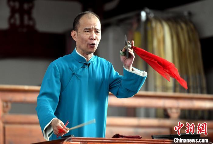评话表演《千金买骨》。　记者刘可耕摄