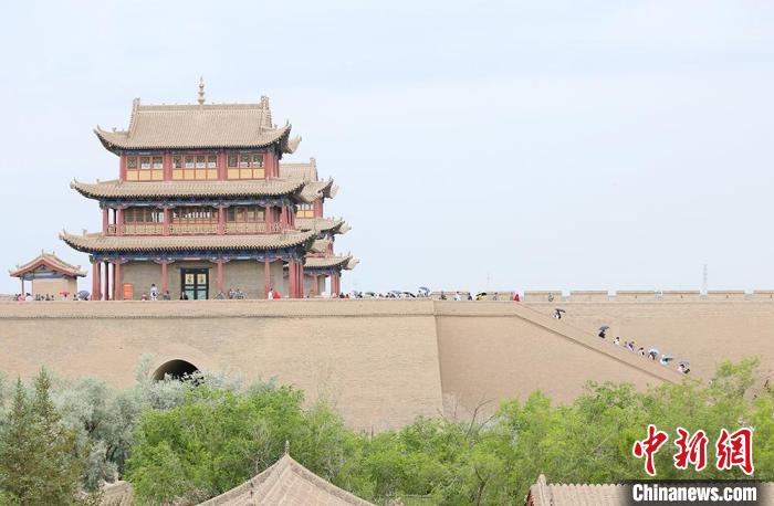 历经数十载保护修缮的古老关城得以延年益寿，成为了海内外游客“丝路游”的必经打卡地。　高展摄