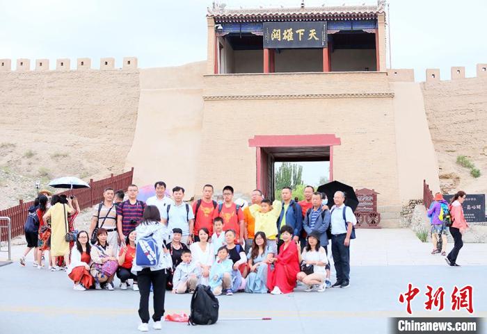 历经数十载保护修缮的古老关城得以延年益寿，成为了海内外游客“丝路游”的必经打卡地。　高展摄