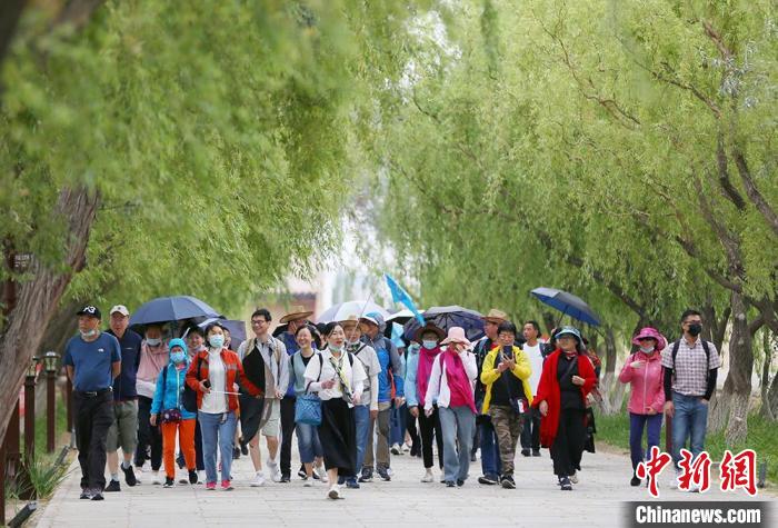 图为嘉峪关关城内一景。　高展摄