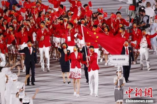 7月23日，第32届夏季奥林匹克运动会开幕式在日本东京新国立竞技场举行。图为中国体育代表团入场。 <a target='_blank' href='http://www.chinanews.com/'><p  align=