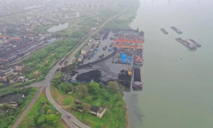 湖南湘潭铁牛埠码头下游湘江上出现明显黑色污染带 来源：生态环境部微信公众号