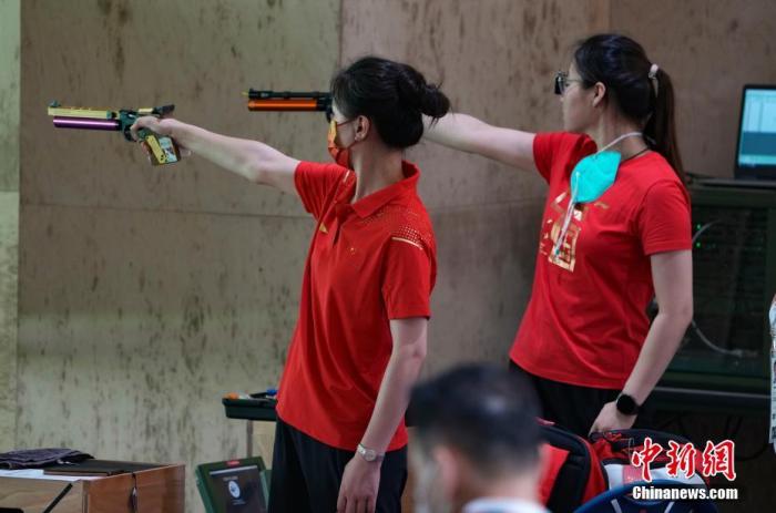 7月21日，日本东京奥运会射击馆，中国射击队运动员在进行赛前训练。 <a target='_blank' href='http://www.chinanews.com/'><p  align=