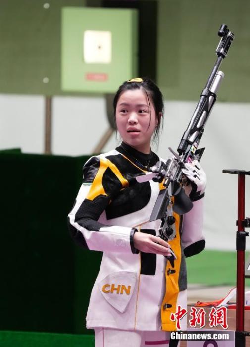7月24日举行的东京奥运会女子10米气步枪决赛中，中国选手杨倩夺得冠军，为中国代表团揽入本届奥运会第一枚金牌。这也是本届东京奥运会诞生的首枚金牌。图为赛场内的杨倩。<a target='_blank' href='http://www.chinanews.com/'><p  align=