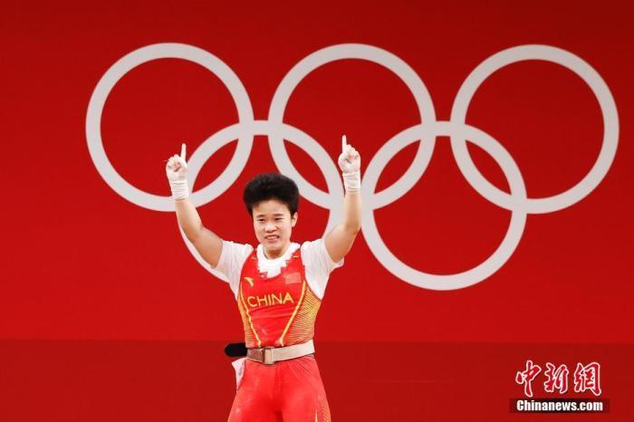 7月24日下午，东京奥运会女子49公斤级举重决赛在东京国际论坛大厦举行，中国举重名将侯志慧不负众望，以抓举94公斤，挺举116公斤，总成绩210公斤成功夺冠。同时，侯志慧以94公斤抓举成绩，总成绩210公斤同时打破奥运会该级别抓举纪录和总成绩纪录。这也是中国队在本届奥运会中获得的第二金。<a target='_blank' href='http://www.chinanews.com/'><p  align=