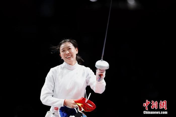 7月24日晚，东京奥运会女子重剑个人赛结束了决赛的较量，中国选手孙一文以11：10战胜罗马尼亚选手波佩斯库，夺得冠军。这是中国体育代表团在本届奥运会的第三枚金牌。图为孙一文在比赛场地内。<a target='_blank' href='http://www.chinanews.com/'><p  align=