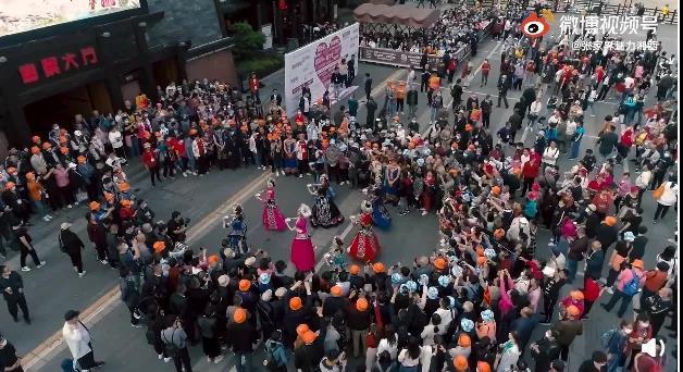 视频截图，魅力湘西演出现场。 图片来源：张家界魅力湘西官方微博