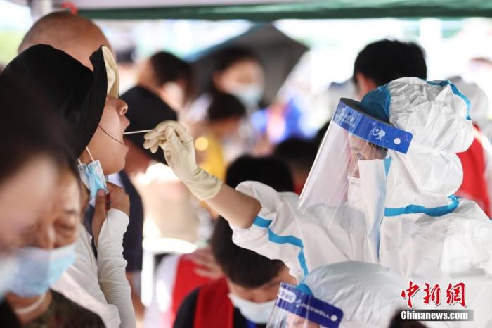 7月21日，江苏省南京市，市民在江宁区一大型商场外设置的核酸检测点进行核酸检测。 <a target='_blank' href='http://www.chinanews.com/'><p  align=