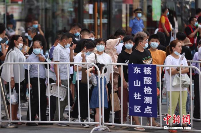7月21日，江苏省南京市，市民在江宁区一大型商场外设置的核酸检测点排队进行核酸检测。<a target='_blank' href='http://www.chinanews.com/'><p  align=