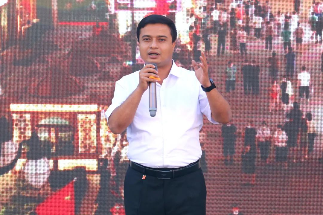 7月，新疆国际大巴扎游人如织