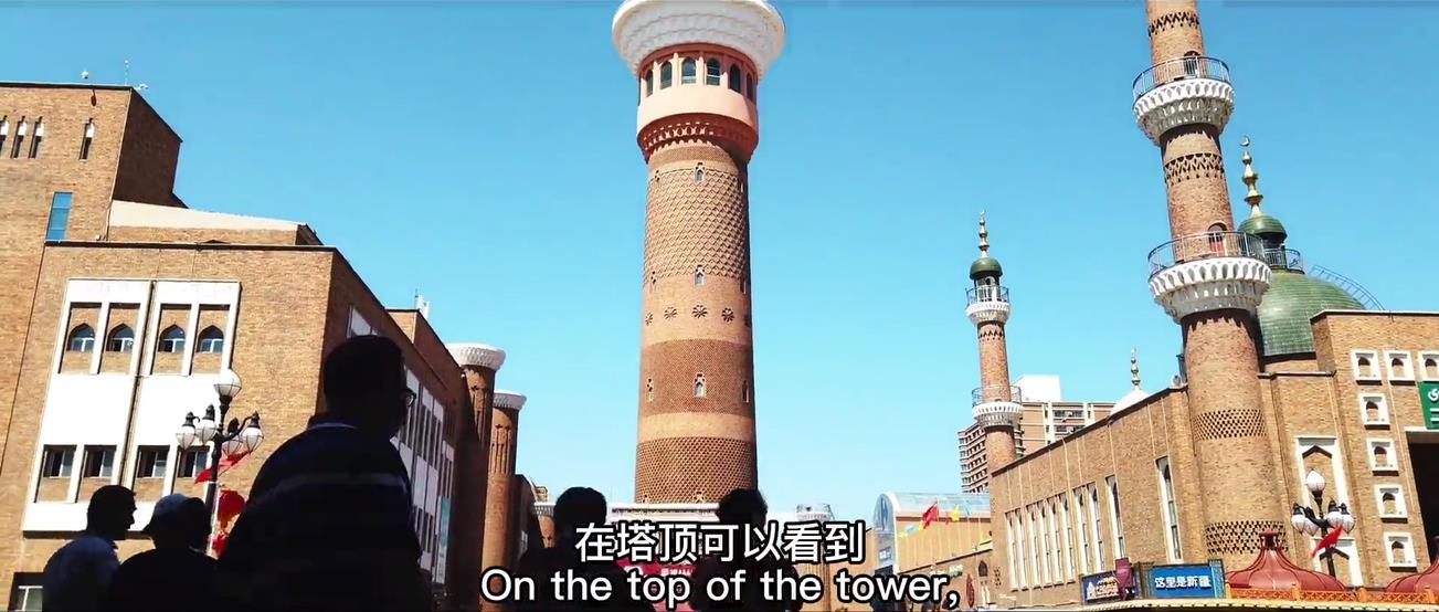 7月，新疆国际大巴扎游人如织