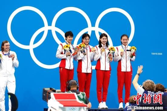 当地时间7月29日，东京奥运会女子4x200米自由泳接力决赛中，由张雨霏、杨浚瑄、李冰洁和汤慕涵组成的中国队以7分40秒33的成绩夺得冠军。图为颁奖仪式。<a target='_blank' href='http://www.chinanews.com/'><p  align=