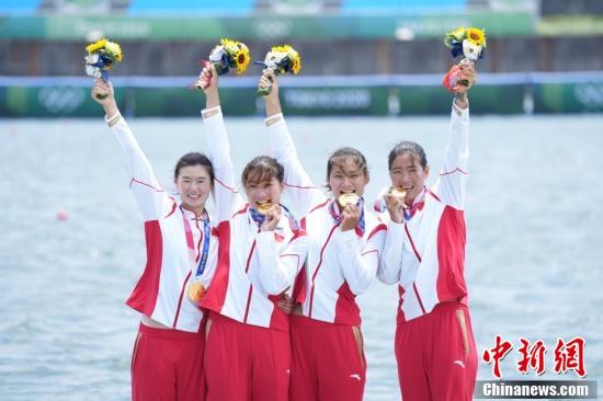 当地时间7月28日，在东京奥运会赛艇项目女子四人双桨决赛中，由崔晓桐、吕扬、张灵、陈云霞组成的中国队用时6分05秒13第一个划过终点，摘金同时刷新世界最好成绩。<a target='_blank' href='http://www.chinanews.com/'><p  align=