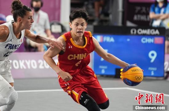7月28日，东京奥运会女子三人篮球铜牌战中，中国三人女篮16-14击败法国队，获得女子三人篮球铜牌。 图为中国队(红)杨舒予在比赛中。 <a target='_blank' href='http://www.chinanews.com/'><p  align=