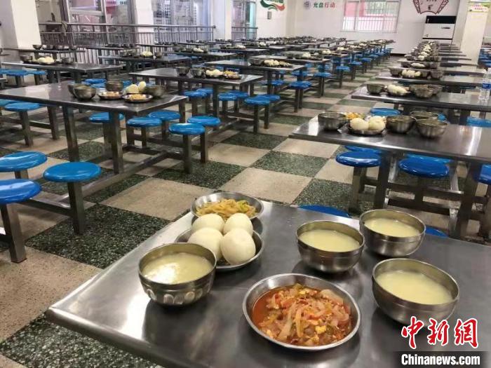 河南浚县：2078名受灾民众的“校园生活”