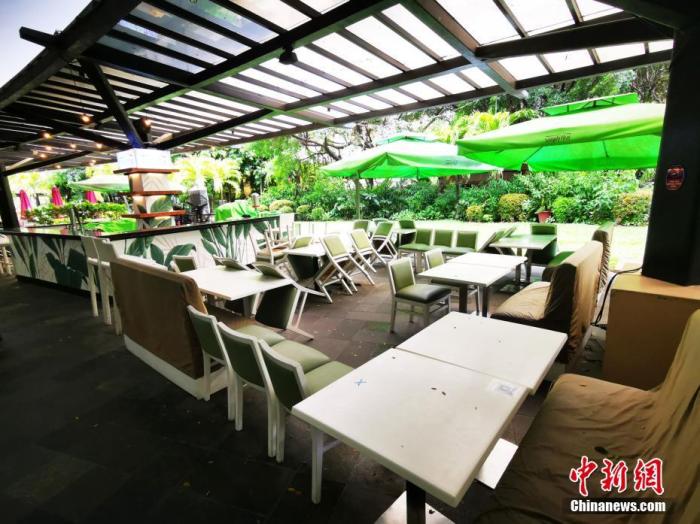当地时间7月31日，菲律宾首都大马尼拉地区第三度停止餐厅堂食和外场就餐，只允许外卖。该市将在8月6日至8月20日再度实行“加强社区隔离”。图为马尼拉CBD马卡蒂绿带商圈某餐厅歇业。 <a target='_blank' href='http://www.chinanews.com/'><p  align=