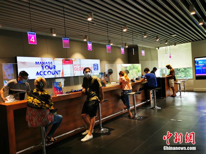 当地时间8月2日，菲律宾电信供应商GLOBLE，在位于马尼拉CBD马卡蒂绿带商圈的营业网点加派人手提供服务，助力市民为即将于6日开始的第三次因疫封城做准备。现场秩序井然。<a target='_blank' href='http://www.chinanews.com/'><p  align=