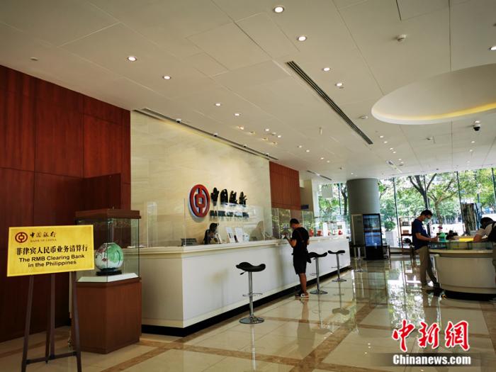 当地时间8月2日，中国银行马尼拉分行在营业大厅加派人手提供服务，助力市民为即将于6日开始的第三次因疫封城做准备。现场秩序井然。<a target='_blank' href='http://www.chinanews.com/'><p  align=
