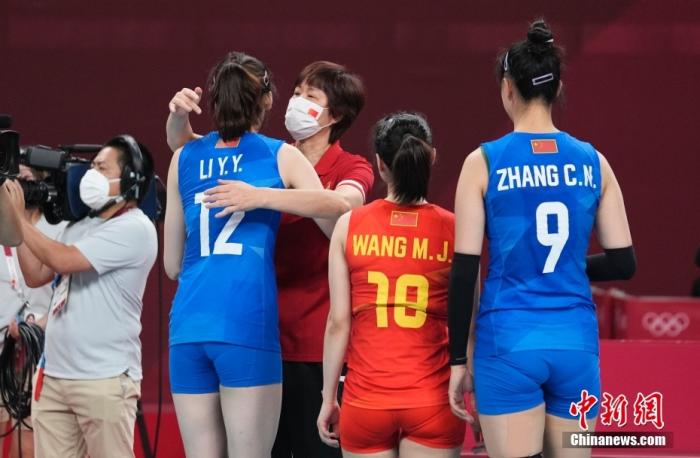 北京时间8月2日下午，中国女排迎来与阿根廷女排的较量。提前两轮无缘小组出线的中国女排在比赛中依旧全力以赴，最终以3:0(25:15，25:22，25：19)完胜对手。至此，中国女排以小组赛2胜3负的战绩结束了东京奥运之旅。图为比赛后，主教练郎平与中国女排队员拥抱。 <a target='_blank' href='http://www.chinanews.com/'><p  align=