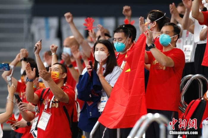 当地时间7月25日，郭晶晶(中)为施廷懋、王涵助威。当日，东京奥运会跳水女子双人三米板决赛在东京水上运动中心举行，中国组合施廷懋、王涵以326.40分摘得金牌。 <a target='_blank' href='http://www.chinanews.com/'><p  align=