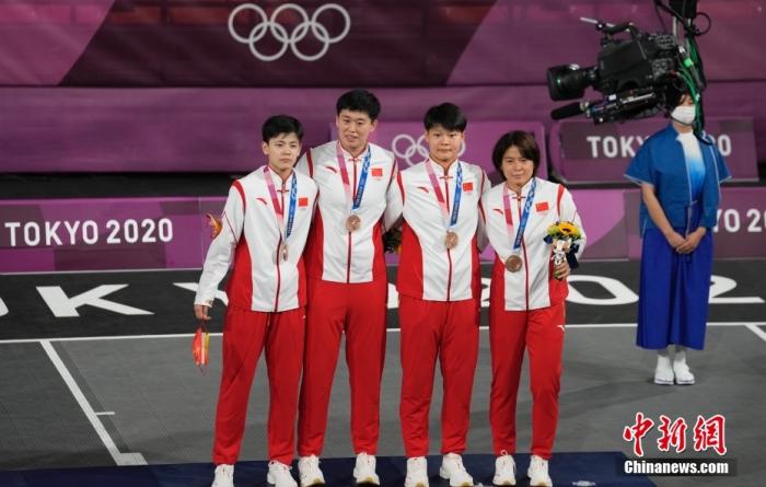 7月28日，东京奥运会女子三人篮球铜牌战中，中国三人女篮16-14击败法国队，获得女子三人篮球铜牌。美国队获得冠军，俄罗斯奥委会获得亚军。 图为颁奖仪式。 <a target='_blank' href='http://www.chinanews.com/'><p  align=