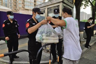 北京海淀：公共场所落实测温、验“双码”等措施