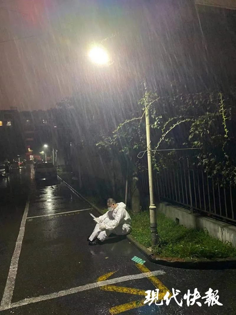 封控小区里私家车不锁、WiFi公开蹭！被这一幕暖到了