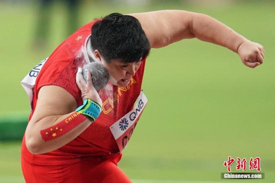 当地时间10月3日，巩立姣在比赛中。当日，在卡塔尔多哈举行的2019国际田联世界田径锦标赛女子铅球决赛中，卫冕冠军、中国选手巩立姣以19米55的成绩夺得冠军。<a target='_blank' href='http://www.chinanews.com/'><p  align=