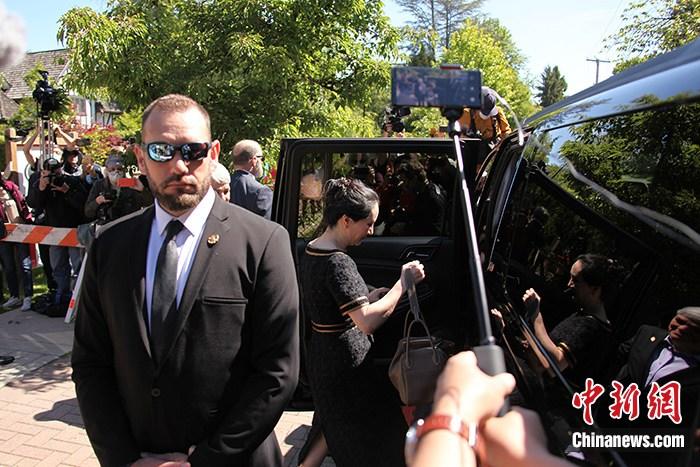 当地时间5月27日，华为公司副董事长、首席财务官孟晚舟在其位于加拿大温哥华的居所门外登车，赴法院出庭听取裁决。加拿大不列颠哥伦比亚省(又译卑诗省)高等法院法官当天裁定，孟晚舟引渡案满足“双重犯罪”标准。这意味着针对她的引渡聆讯将继续推进。<a target='_blank' href='http://www.chinanews.com/'><p  align=