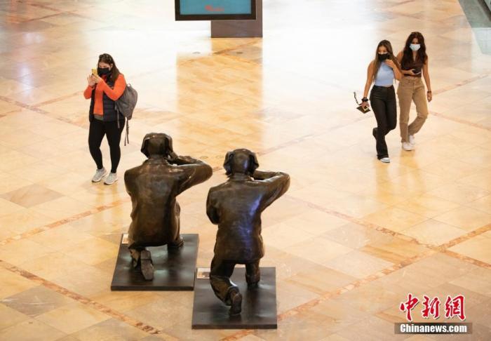 当地时间8月3日，顾客在美国加州旧金山一家商场内购物。包括旧金山县在内的旧金山湾区七个县以及伯克利市官员2日宣布，从3日起恢复室内公共场所戴口罩的强制规定，以阻止高传染性的德尔塔病毒传播。 <a target='_blank' href='http://www.chinanews.com/'><p  align=