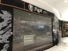 胖哥俩肉蟹煲涉事门店：有店员提前丢弃店内食材