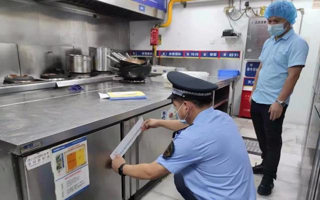 胖哥俩肉蟹煲涉事门店：有店员提前丢弃店内食材
