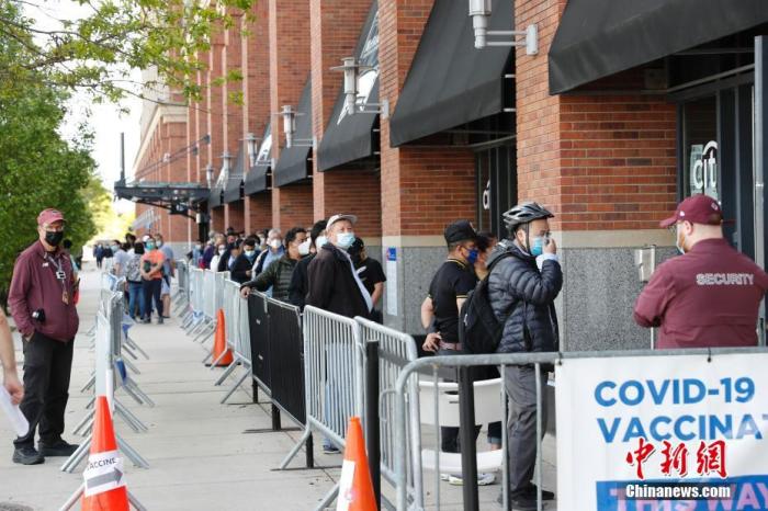 资料图：当地时间5月12日，美国纽约大都会棒球队主场花旗球场新冠疫苗接种点，民众排队接种疫苗。 <a target='_blank' href='http://www.chinanews.com/'><p  align=